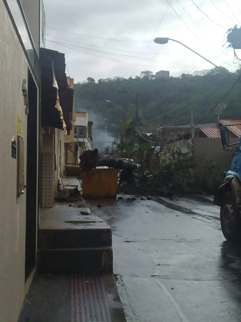 Queda de árvores, telhados destruídos e ruas alagadas; temporal provoca diversos estragos em Colatina