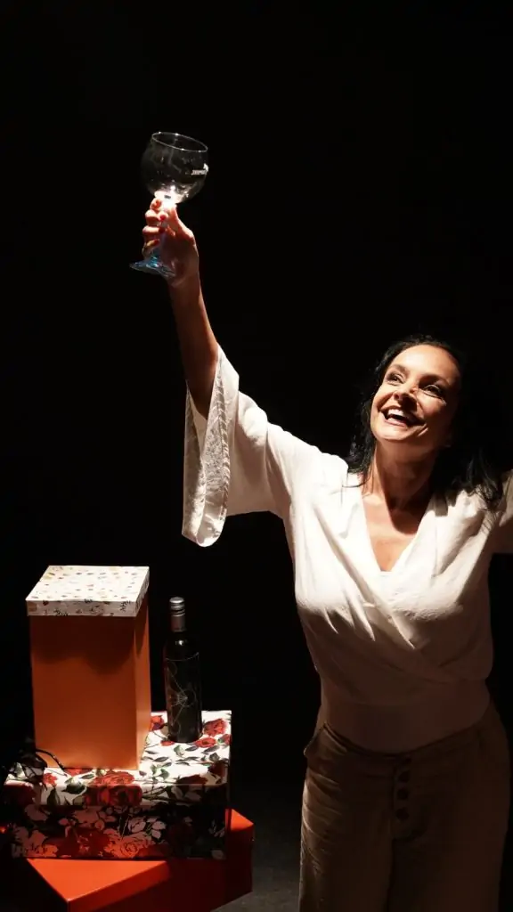 "Solteira, inteira e feliz": espetáculo com Yaya Gazal movimenta cena cultural em Vitória