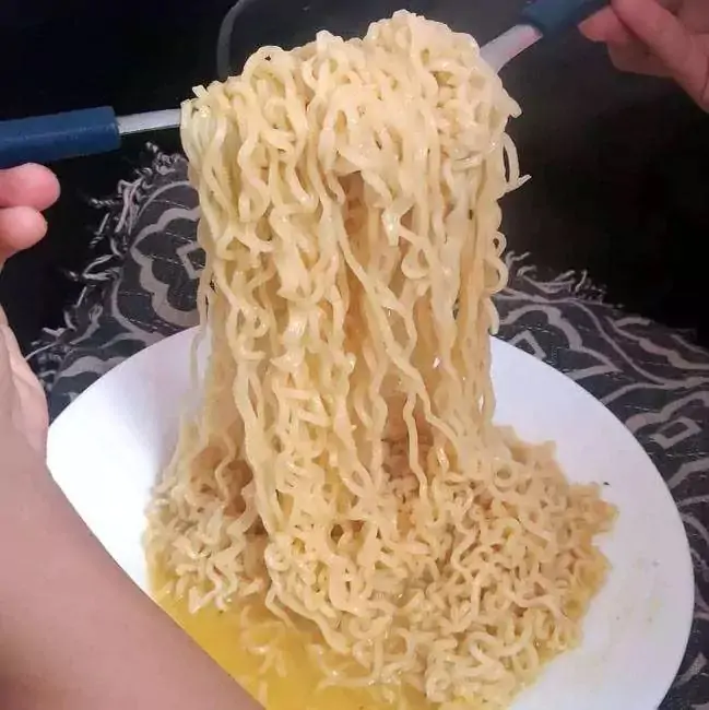 Macarrão instantâneo, refrigerante e margarina: os alimentos que mais envelhecem a pele