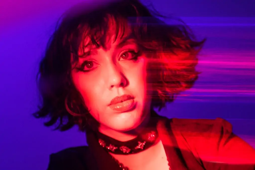 Alinne Garruth anuncia seu primeiro álbum de estúdio, "Fim de Festa"