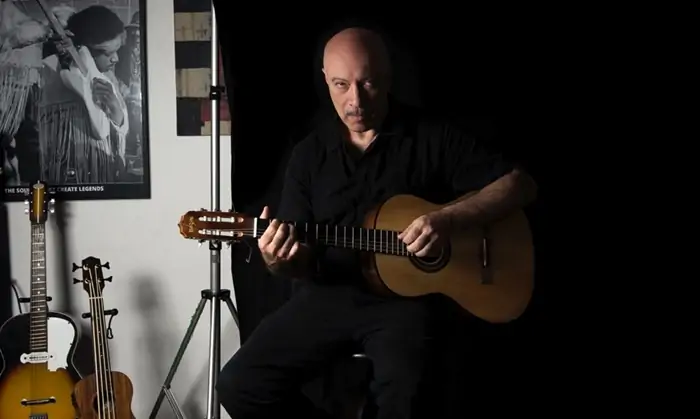 Edgard Scandurra, do Ira!, se apresenta em noite beatlemaníaco