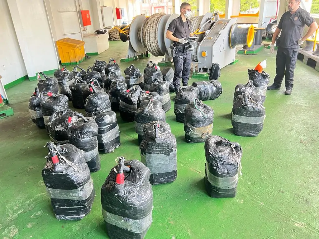 Cerca de 1.594 kg de cocaína são apreendidas em embarcação alemã no Porto de Vitória