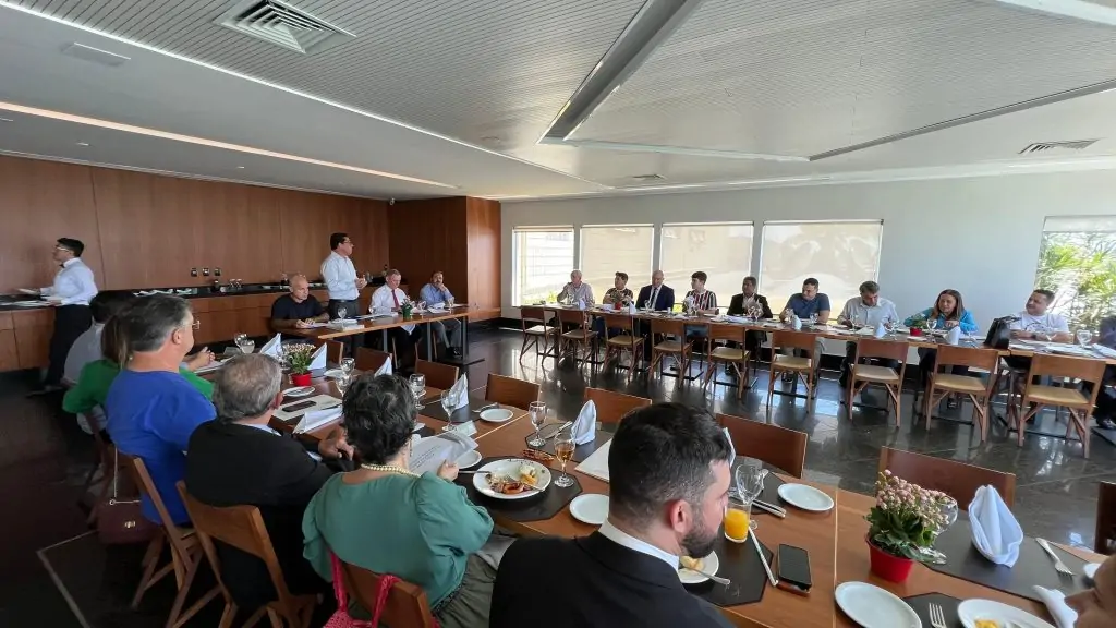 Deputados almoçam e discutem planejamento estratégico da Ales
