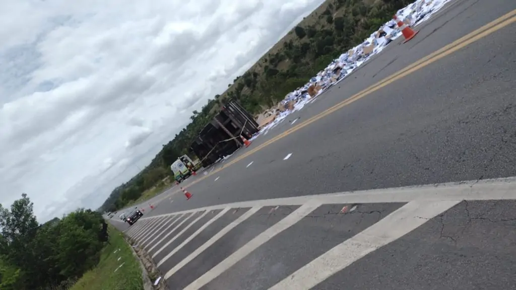 Carreta carregada de papel tomba da BR 101 em Pedro Canário