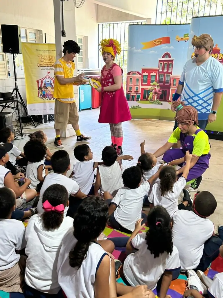 Teatro leva educação financeira a alunos de escolas públicas de Aracruz