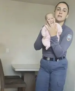 Bebê de 55 dias engasga e é salva por PM pela 2ª vez; saiba como fazer
