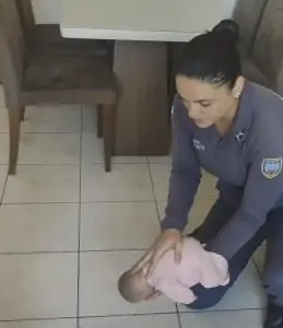 Bebê de 55 dias engasga e é salva por PM pela 2ª vez; saiba como fazer