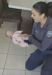 Bebê de 55 dias engasga e é salva por PM pela 2ª vez; saiba como fazer
