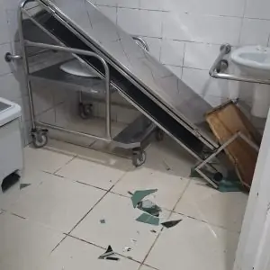 Preso sob escolta solta algema e foge de hospital na Serra