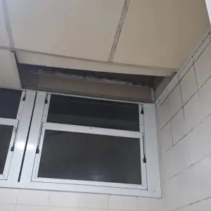Preso sob escolta solta algema e foge de hospital na Serra
