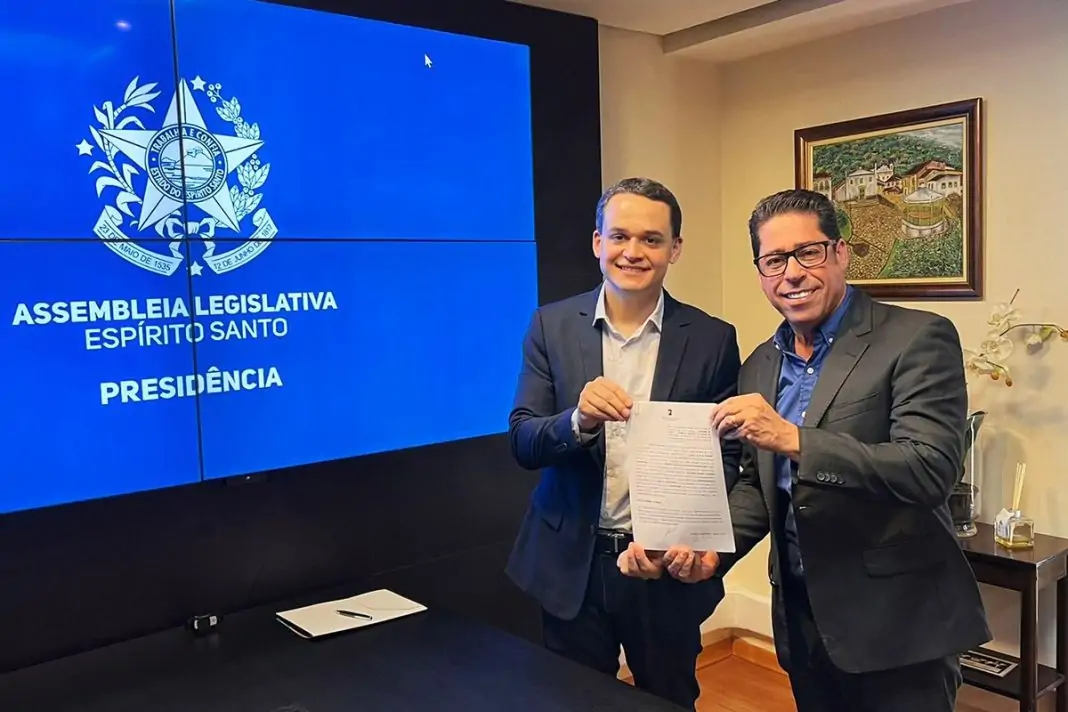 Pazolini e Marcelo Santos assinam termo de compromisso para transmissão de imagens do trânsito de Vitória pela TV Ales - Foto: divulgação