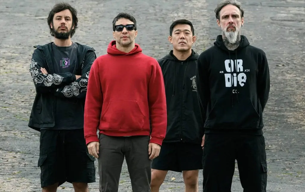 Dead Fish passeia pela História política para farejar o futuro