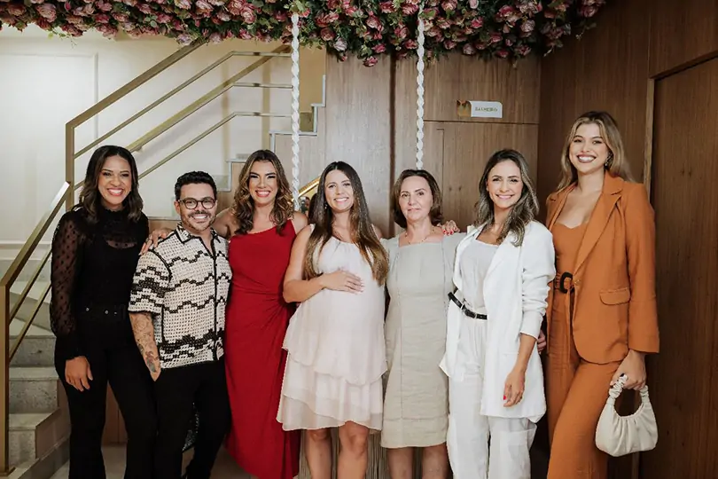 Dudu Altoé celebra nova idade ao lado de amigos