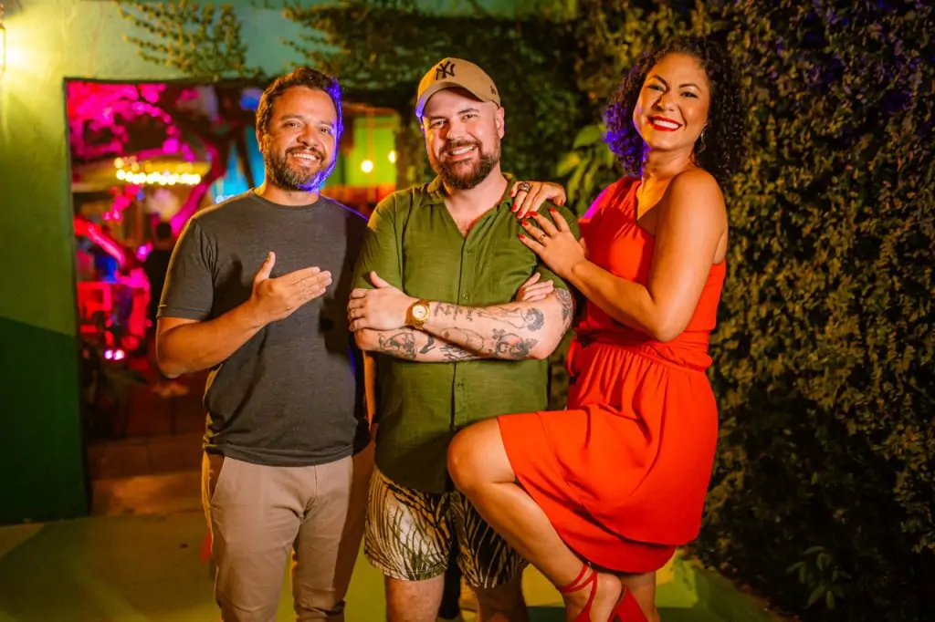 Dudu Altoé celebra nova idade ao lado de amigos