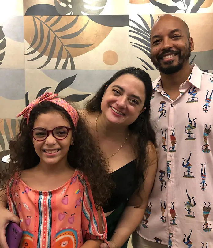 Amanda Monteiro celebra nova idade ao lado de amigos