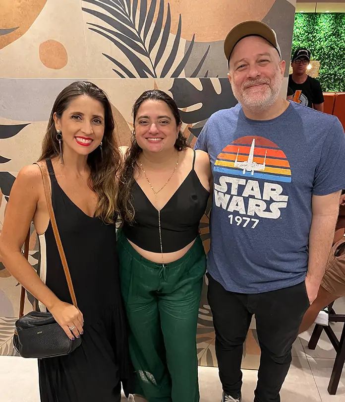 Amanda Monteiro celebra nova idade ao lado de amigos