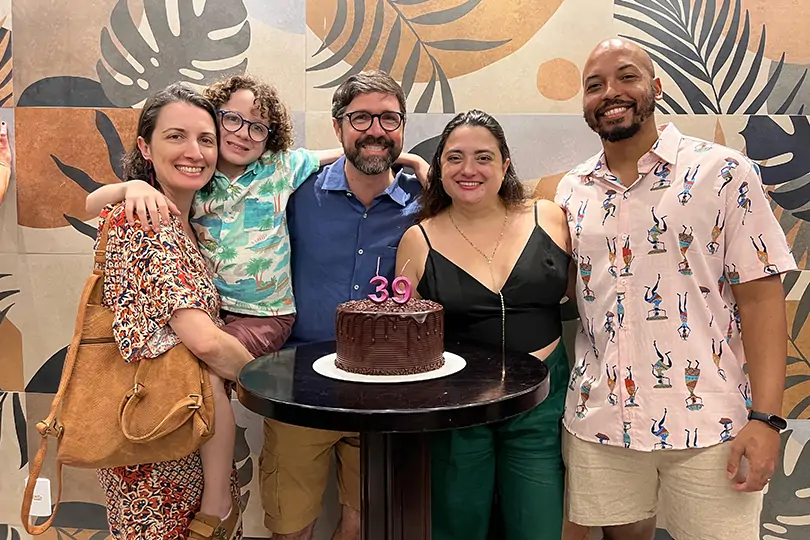 Amanda Monteiro celebra nova idade ao lado de amigos