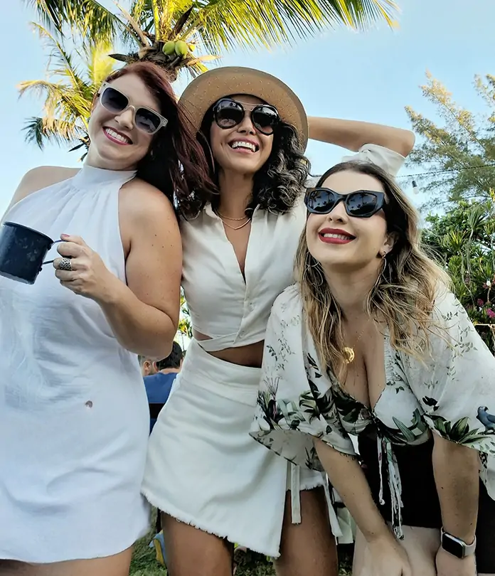 Amanda Monteiro celebra nova idade ao lado de amigos