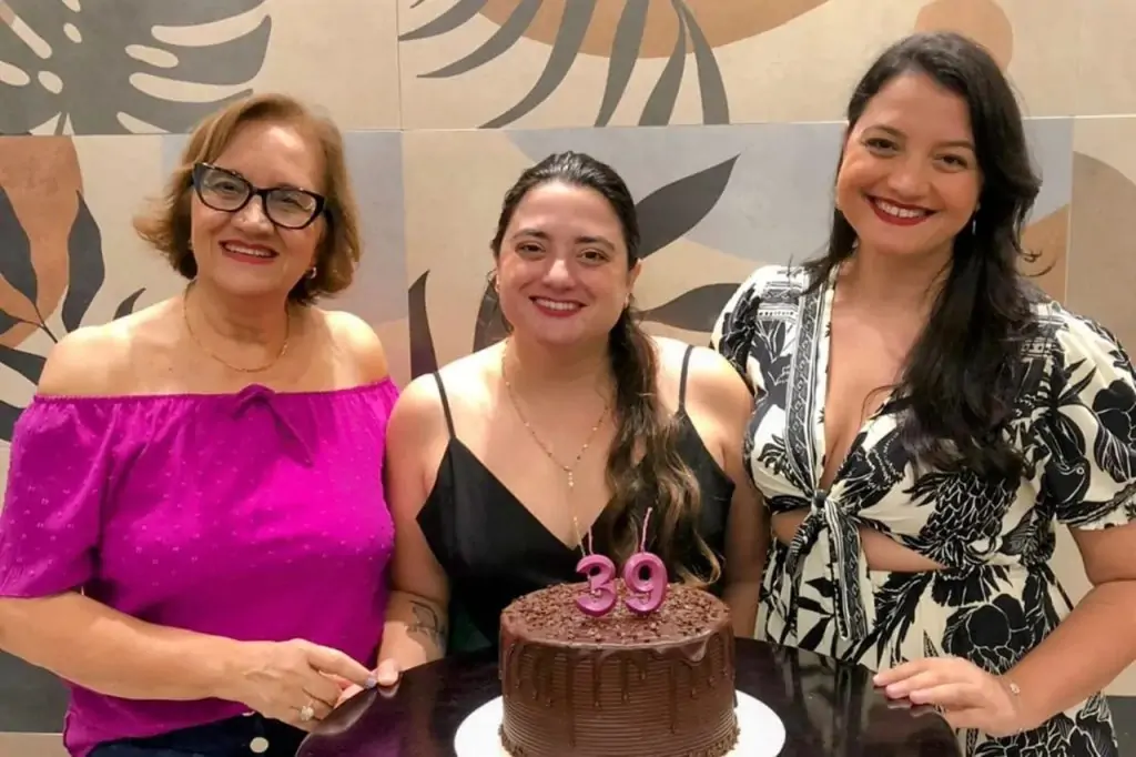 Amanda Monteiro celebra nova idade ao lado de amigos