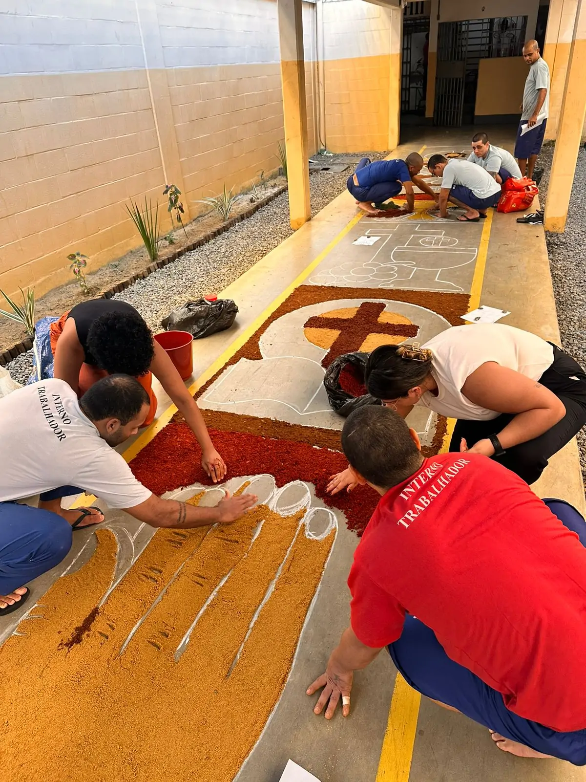 Internos do sistema prisional fazem tapetes para celebrar Corpus Christi