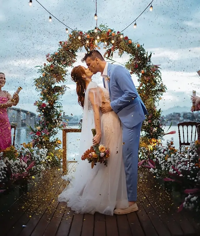 Lícia Tovar celebra nova idade ao lado de amigos