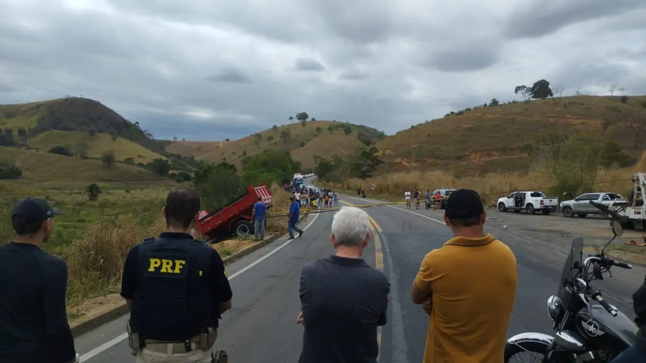 Operação com helicóptero para resgatar vítimas de acidente na BR 259 em João Neiva