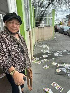 Mesmo sendo crime, "santinhos" sujam ruas da Serra