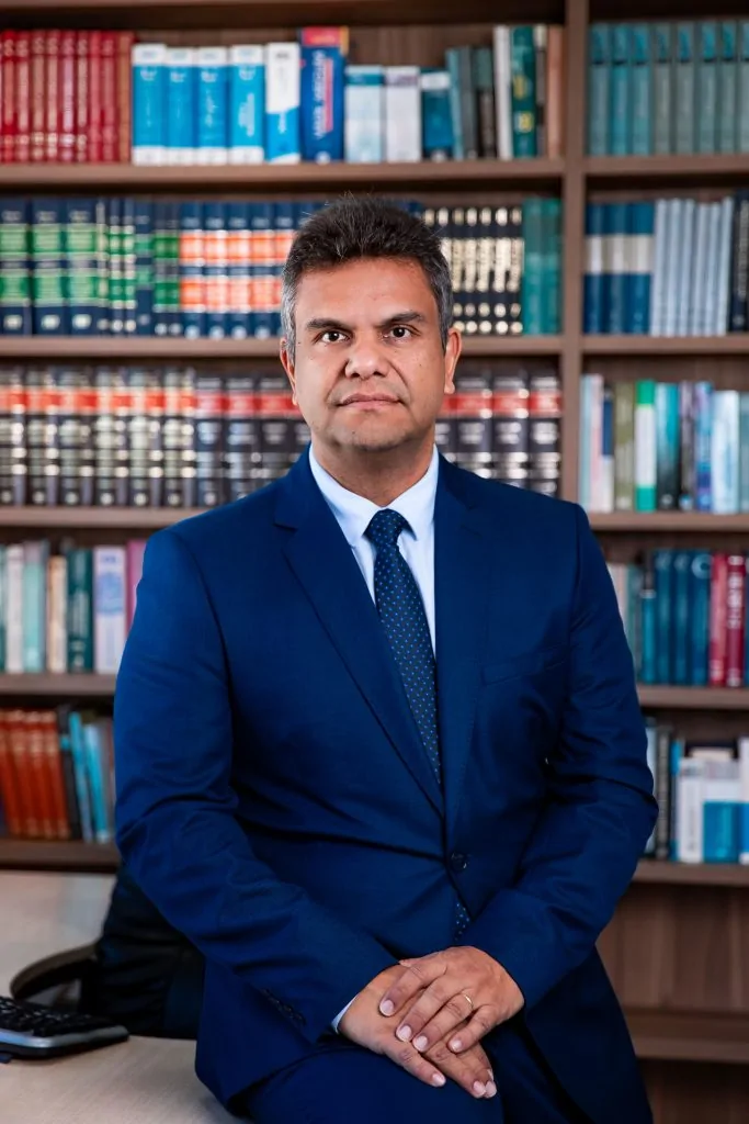 30 anos de experiência dentro de sala de aula e mira no cargo de desembargador 