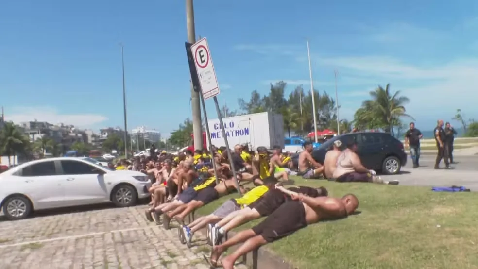 Torcedores do Peñarol brigam, ateiam fogo em moto e saqueiam quiosque no RJ Torcedores do Peñarol brigam, ateiam fogo em moto e saqueiam quiosque no RJ