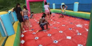 Papai Noel chega de helicóptero no "Natal Solidário" em São Torquato