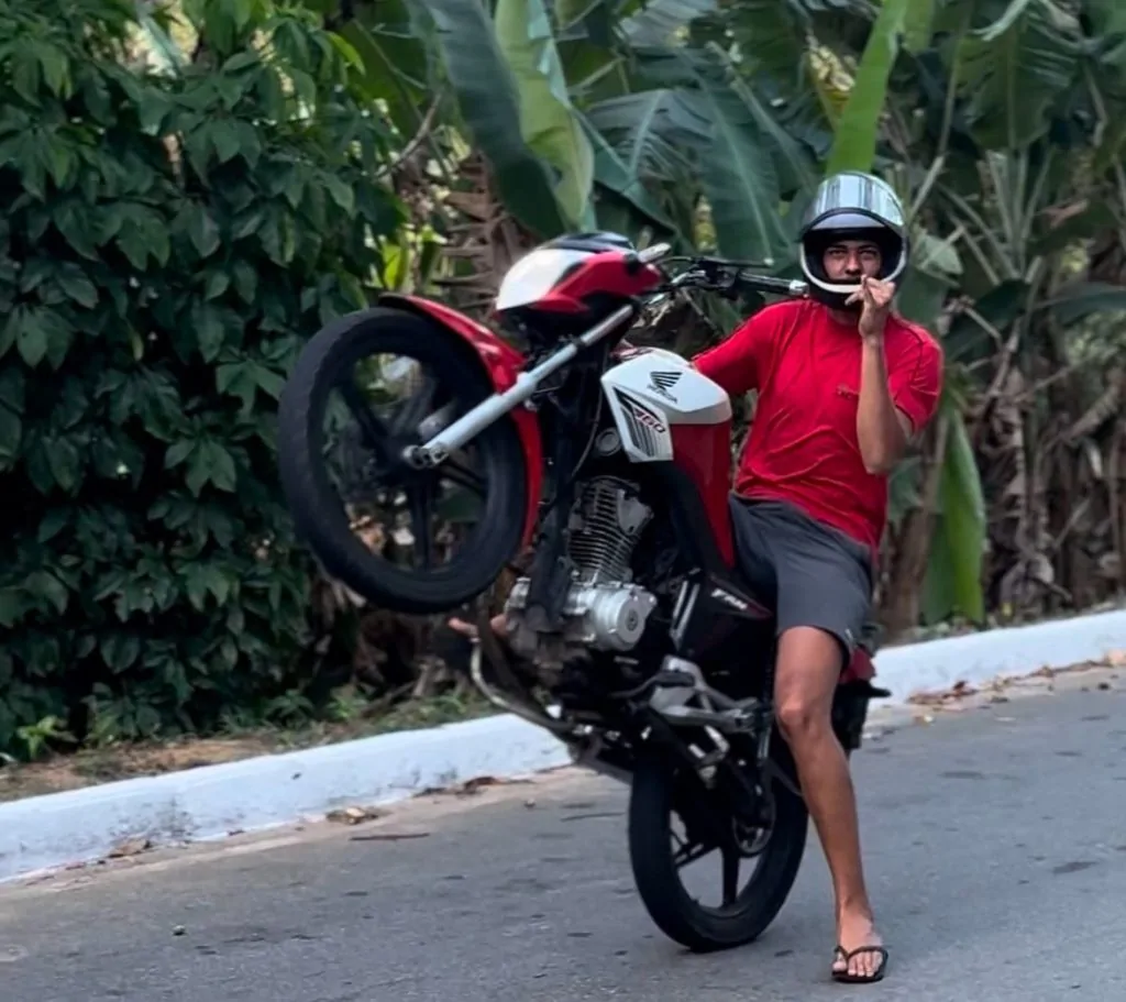 Jovem é preso após matar namorada "dando grau"; casal publicava imagens na rede social