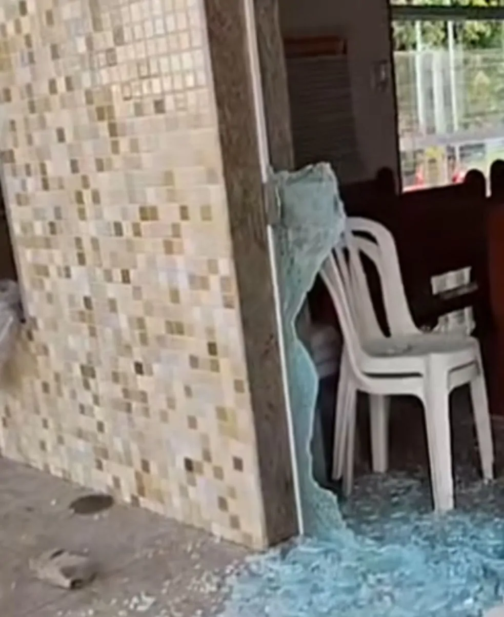 Homem surta e depreda igreja em Guarapari - ES HOJE