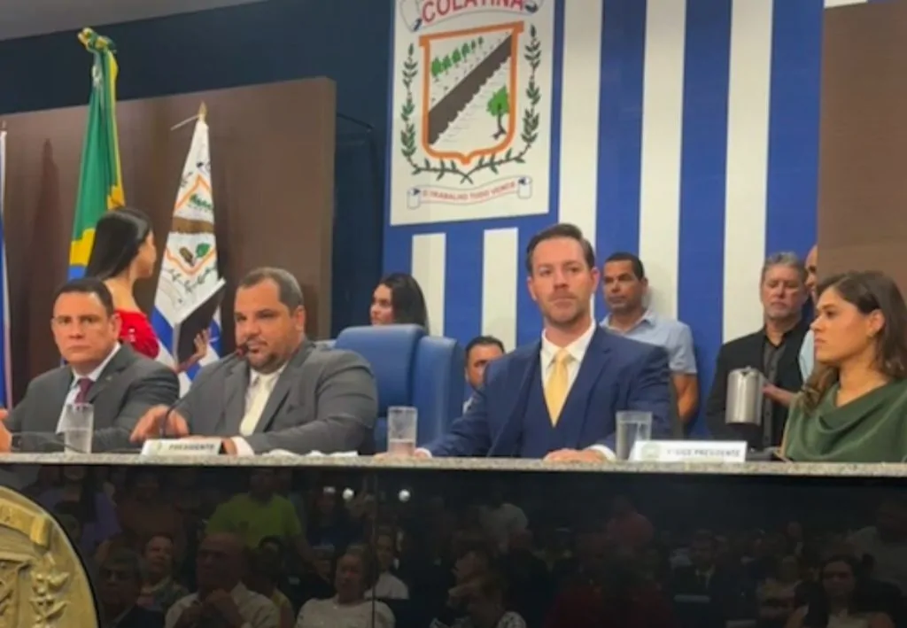 Renzo Vasconcelos é empossado em Colatina ao lado do vice e de vereadores Renzo Vasconcelos é empossado em Colatina ao lado do vice e de vereadores