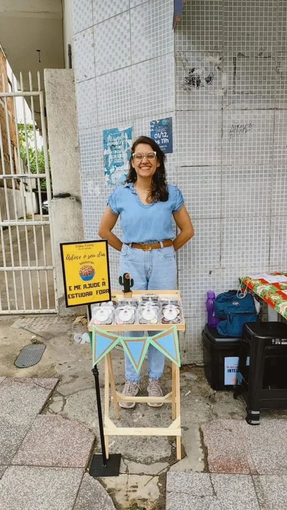 Servidora vende brigadeiros pelo sonho de morar no exterior