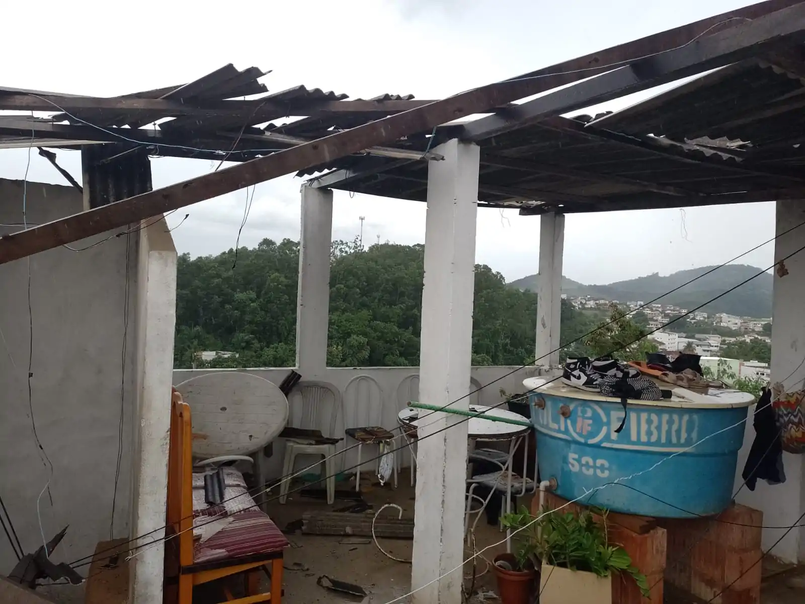 Chuva de apenas meia hora derruba árvore e telhados em João Neiva