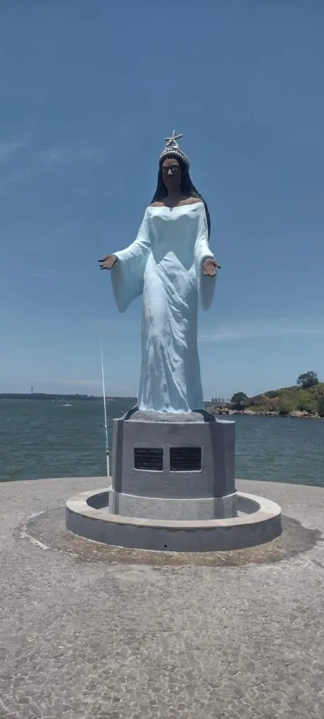 Escultor Nilson Camizão é responsável por restauração de estátua de Iemanjá em Camburi