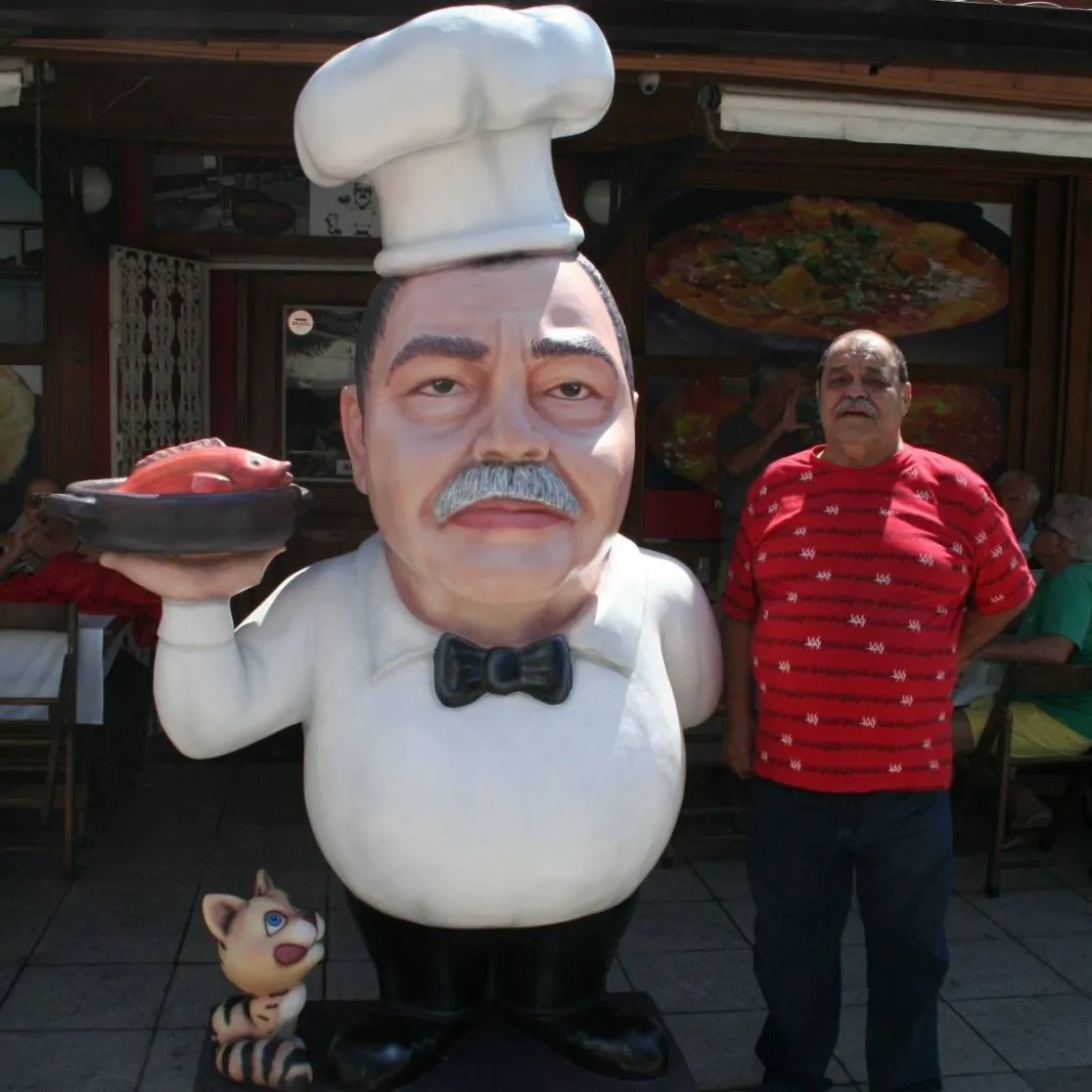 Hercílio Pirão e sua réplica na entrada do restaurante
