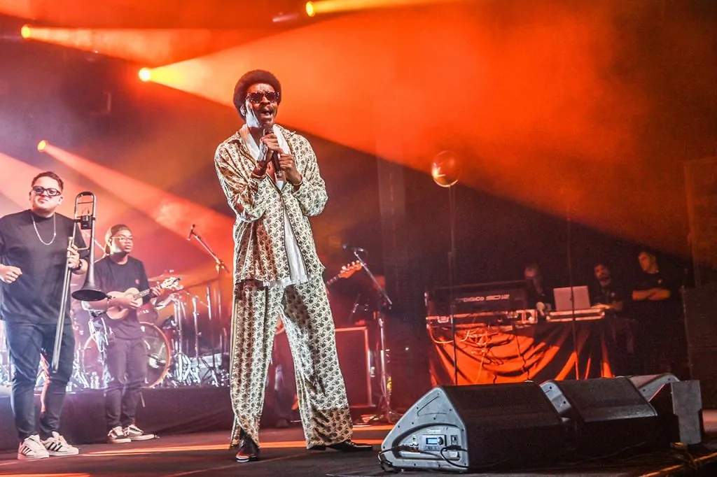Capixabas curtem show de Seu Jorge em Vitória