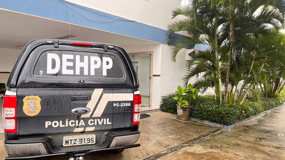 Pai e filho são presos suspeitos de espancar homem em situação de rua até a morte no ES
