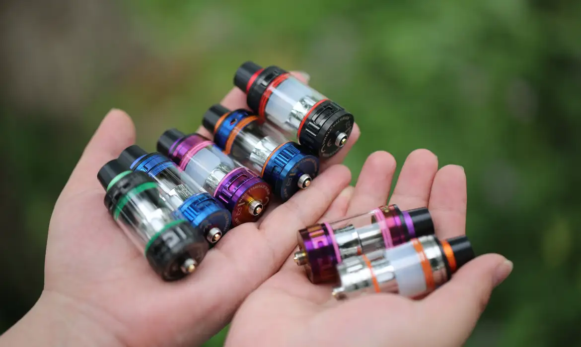 Na onda dos vapes, geração Z fuma mais e pode pressionar gastos com saúde nas próximas décadas - QTU Questões do Universo