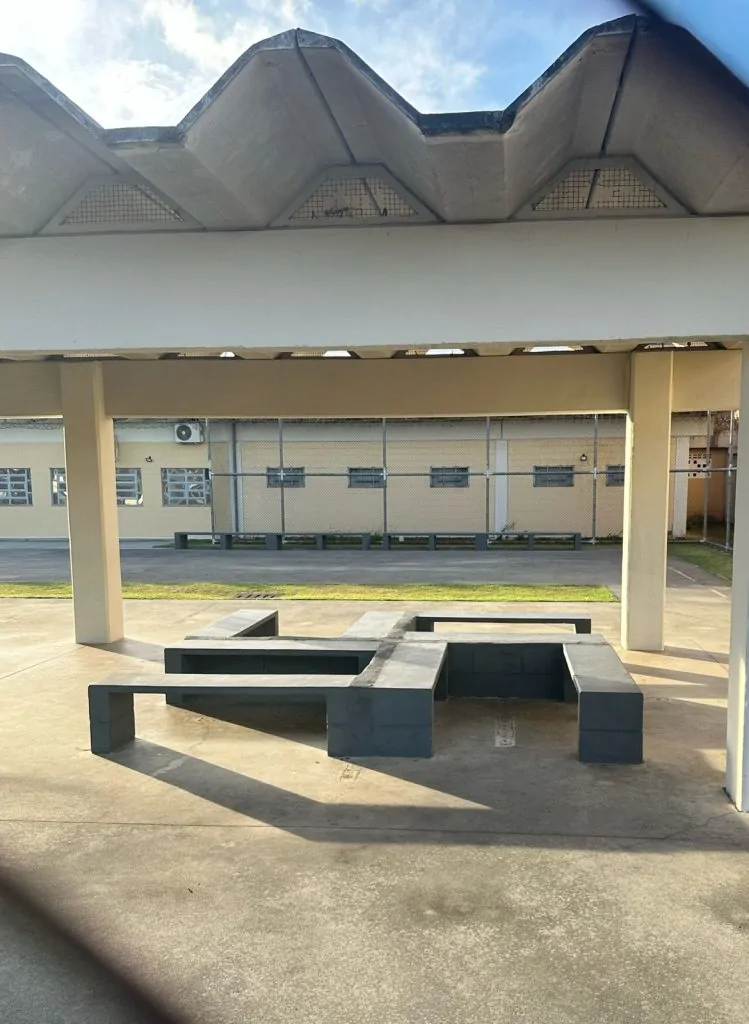 Presídio no ES tem banco com formato de suástica nazista