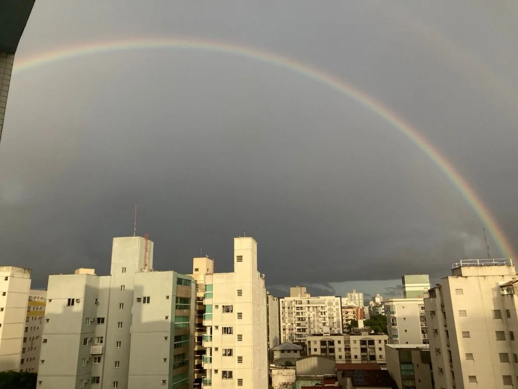 Arco-íris colore o céu de Vitória; veja imagens