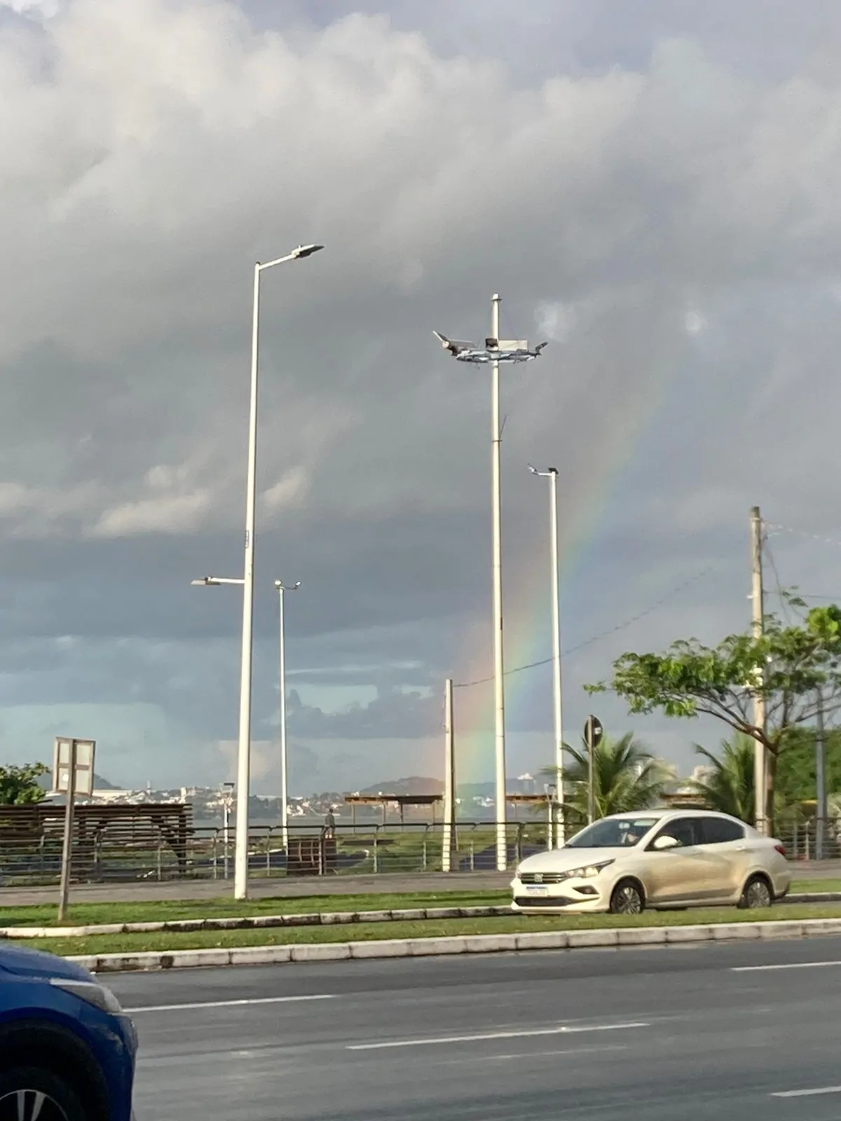 Arco-íris colore o céu de Vitória; veja imagens