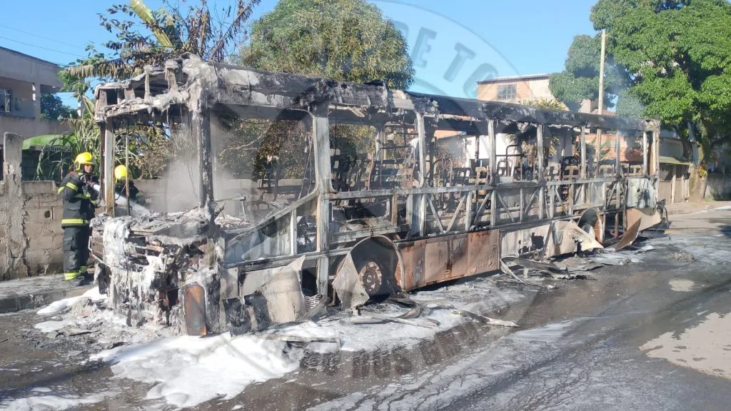 Ônibus escolar fica destruído após pegar fogo em Praia Grande, Fundão