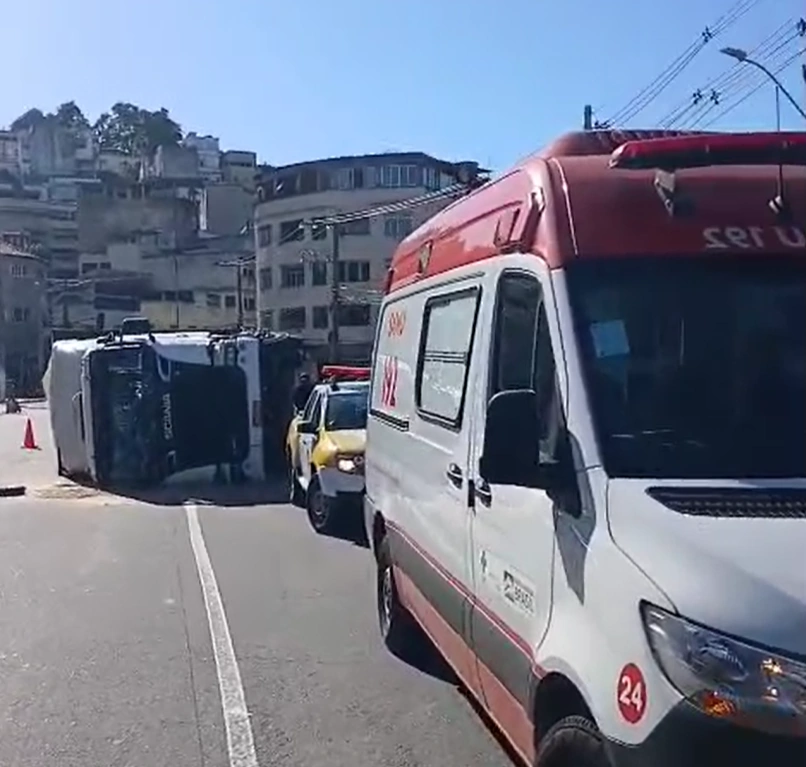 Carreta carregada com pneus tomba na Vila Rubim, em Vitória