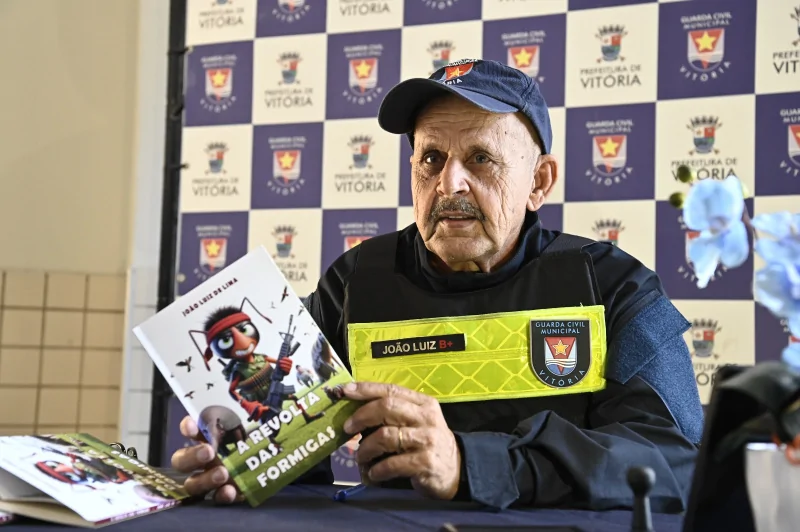 Guarda municipal se aposenta e lança livro em Vitória