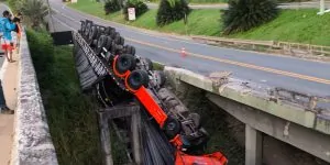 Carreta despenca de altura de 10 metros na BR-101 em São Mateus