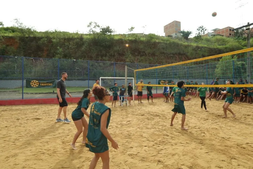 Campeão olímpico participa de aula inaugural de projeto de vôlei de praia em Viana