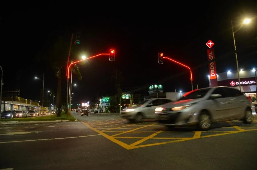 Semáforos, postes, sensores de fluxo em avenida inteligente da Serra