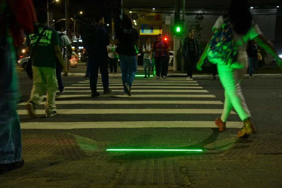 Semáforos, postes, sensores de fluxo em avenida inteligente da Serra